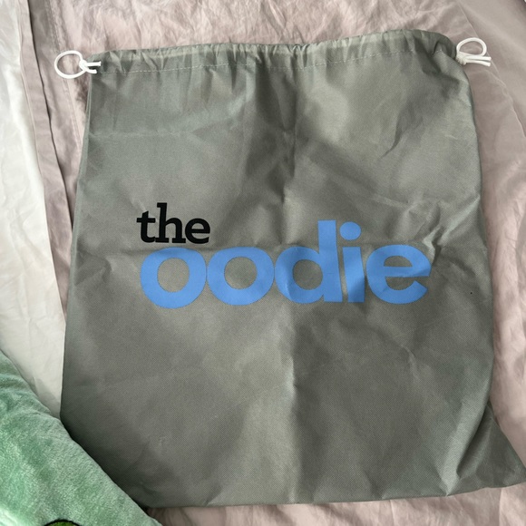 The Oodie. NEW. One size. Comes with carrying pouch - Picture 2 of 4